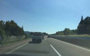 片側一車線の高速道路での渋滞のとき、どちらを選択しますか?