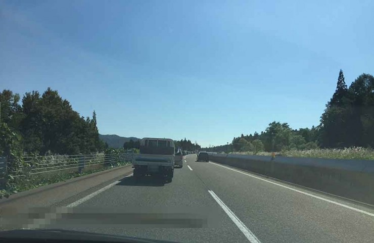 片側一車線の高速道路での渋滞のとき、どちらを選択しますか?