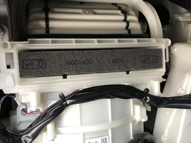 エアコンフィルターのカバー外し方